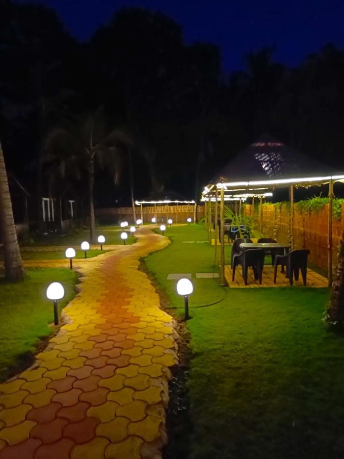 Coco Teros Resort Mandrem Bagian luar foto