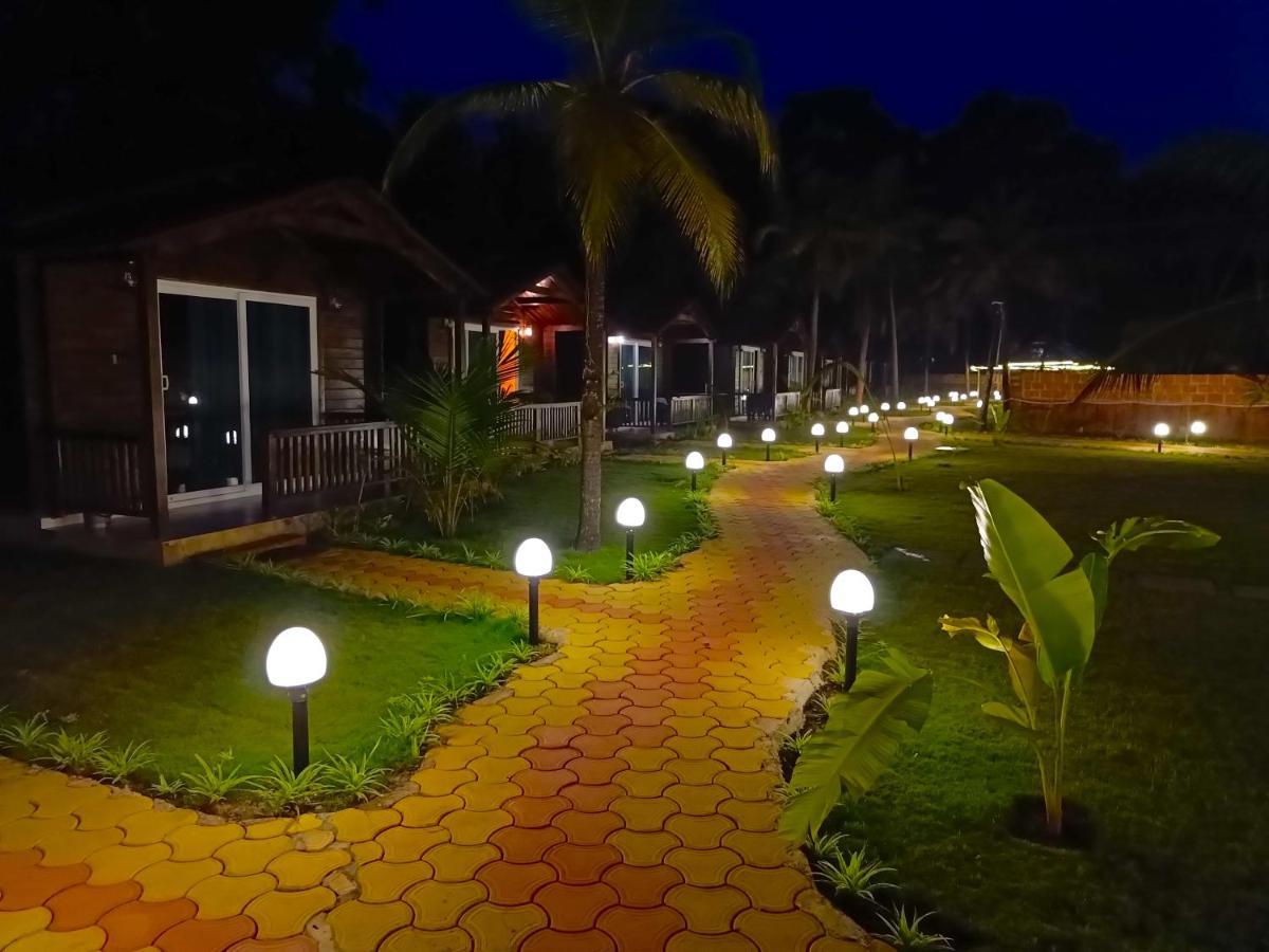 Coco Teros Resort Mandrem Bagian luar foto