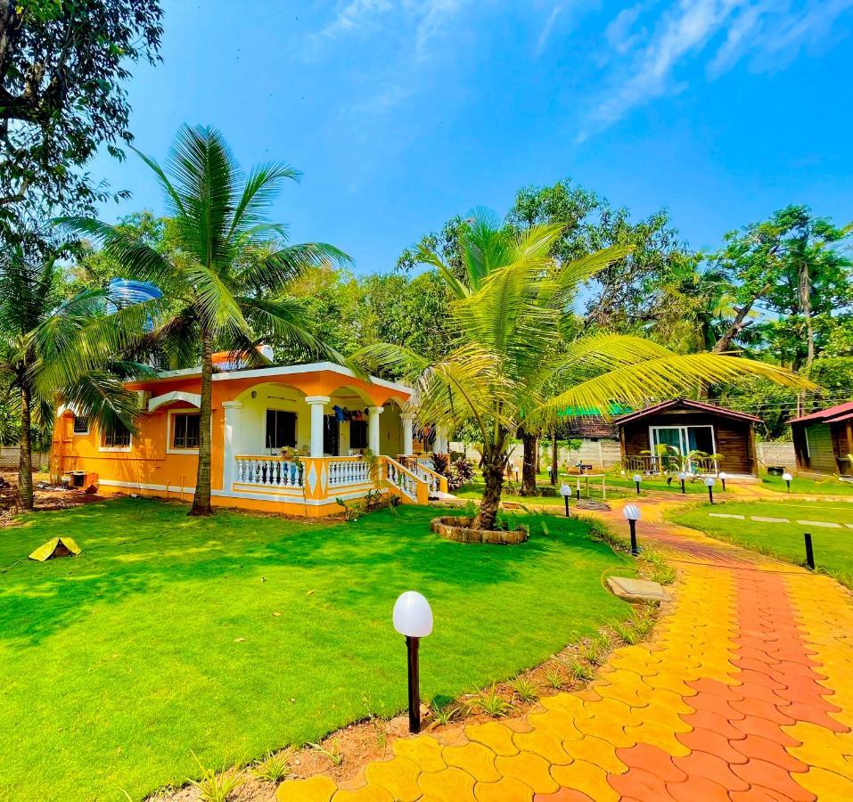 Coco Teros Resort Mandrem Bagian luar foto