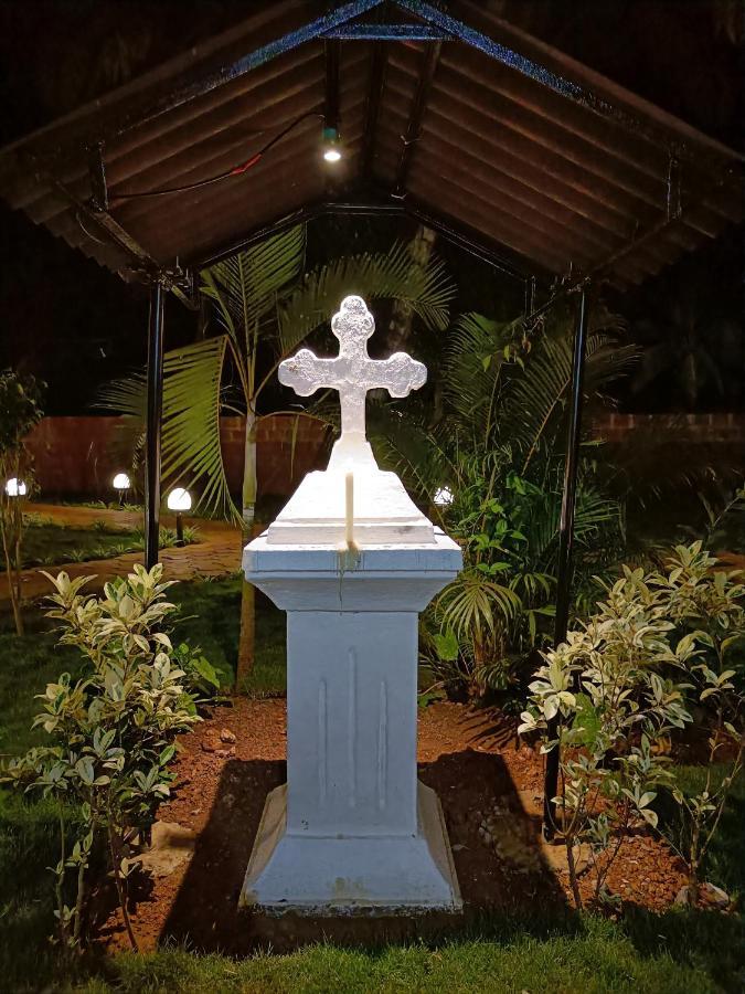 Coco Teros Resort Mandrem Bagian luar foto
