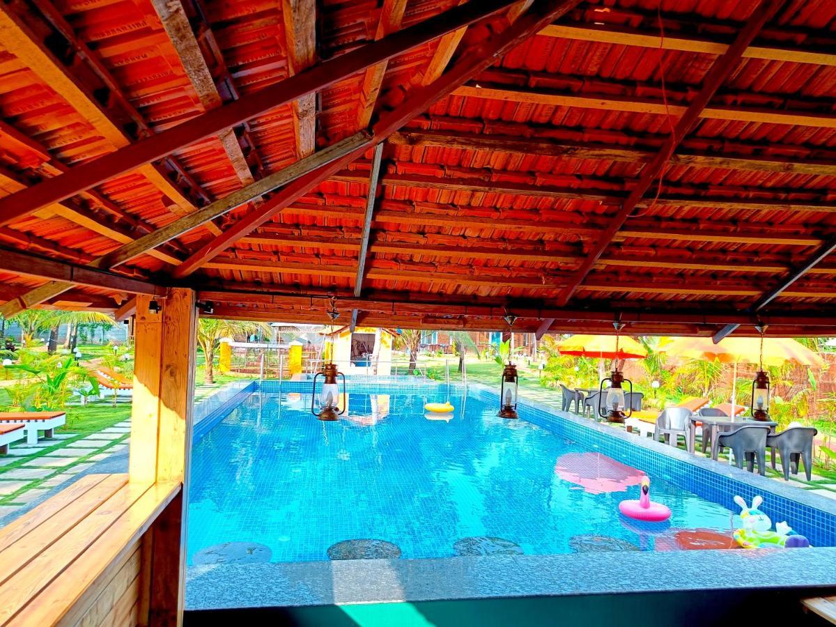 Coco Teros Resort Mandrem Bagian luar foto