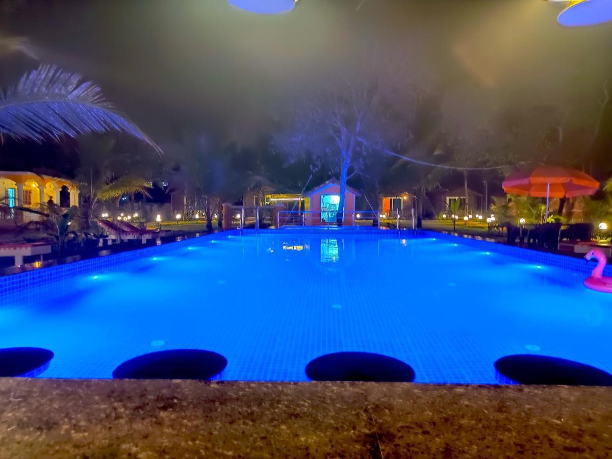 Coco Teros Resort Mandrem Bagian luar foto
