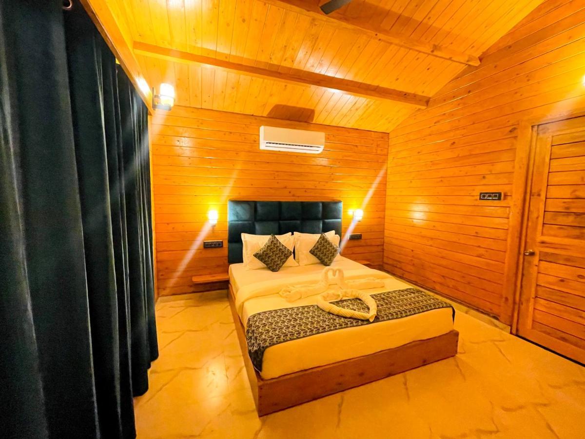 Coco Teros Resort Mandrem Bagian luar foto