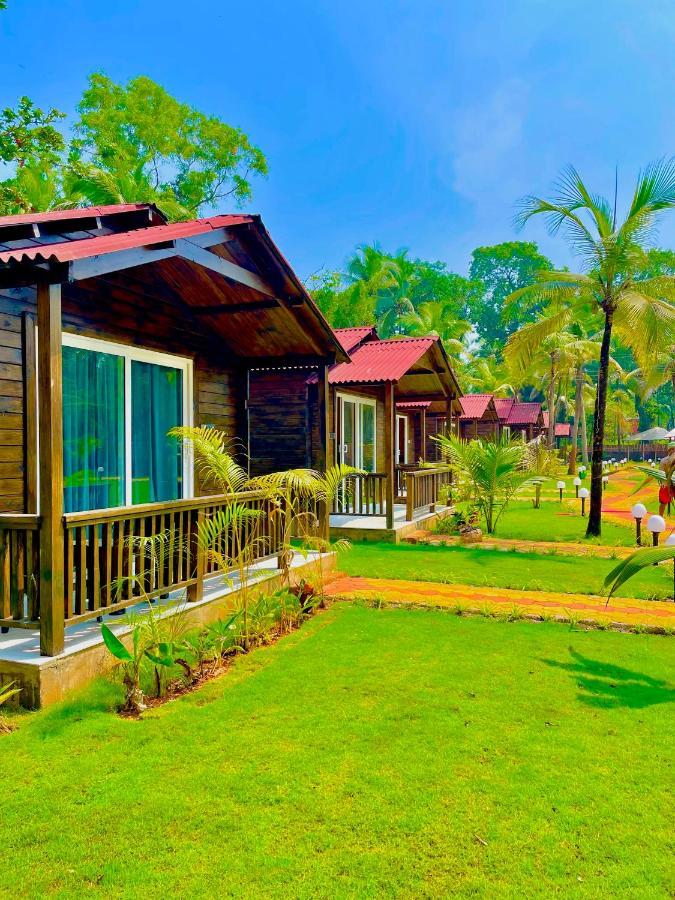 Coco Teros Resort Mandrem Bagian luar foto