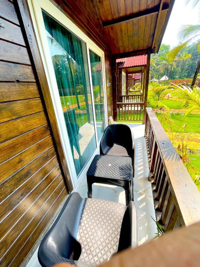 Coco Teros Resort Mandrem Bagian luar foto