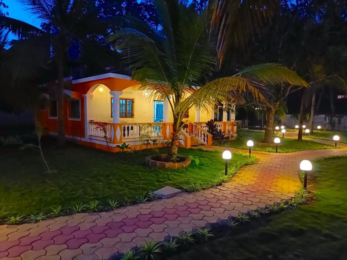 Coco Teros Resort Mandrem Bagian luar foto